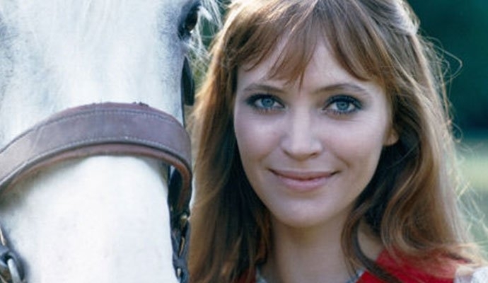 安娜卡里娜因病去世