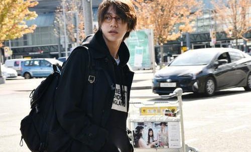 近日陈坤微博晒出一张自拍还和网友分享了一下自己在国外遇到的一件趣事,