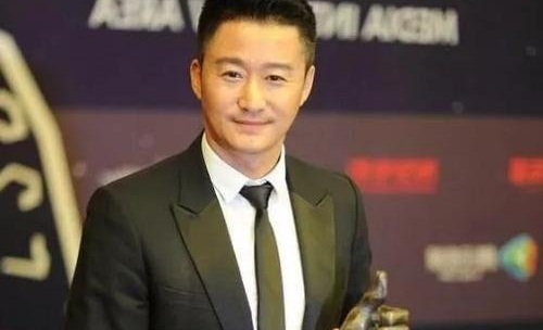 此前胡歌也做过同样的事情，还有此前郑爽为了躲代拍一路狂奔