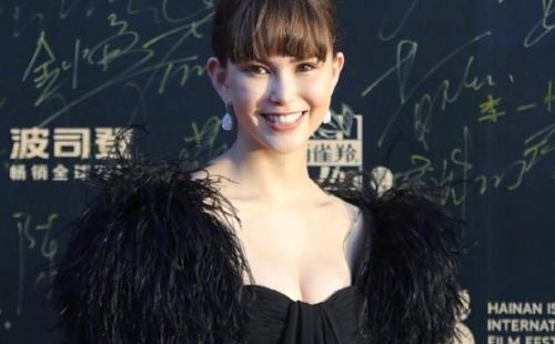 而这次昆凌齐刘海造型虽然是个新的尝试,但是和整体的造型其实有些违和