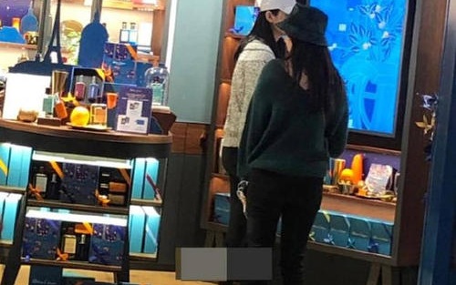 近日有网友偶遇到了奚梦瑶产后首现身何猷君寸步不离帮着老婆和妹妹提东西,