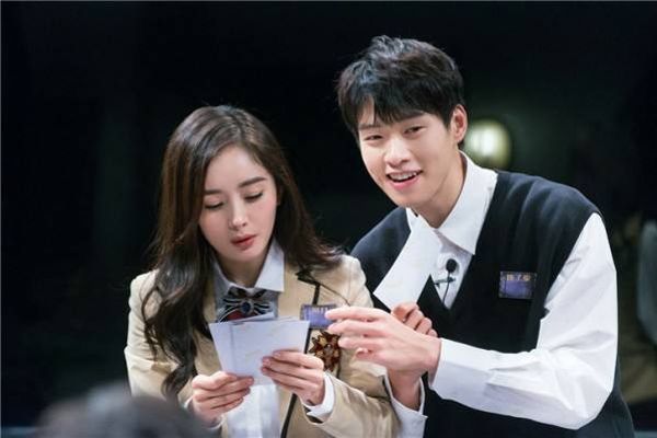 魏大勋金鸡奖现场多次偷瞄杨幂 杨幂闭着眼睛也不喜欢魏大勋