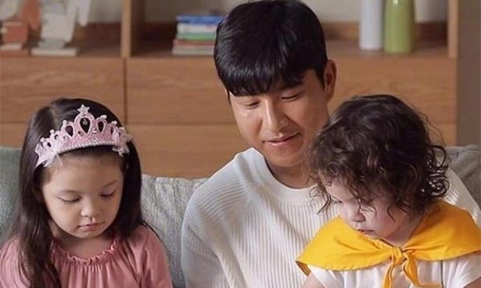 建厚娜恩的妈妈是哪国人