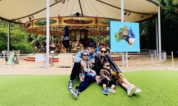 周杰伦晒全家合影