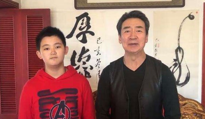 寇振海与儿子同框