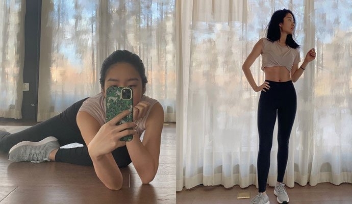 杨采钰晒照秀马甲线