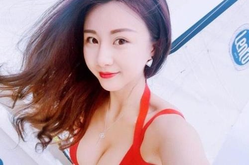 球球被推在桌上