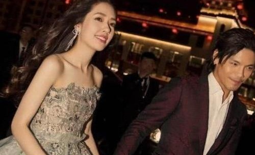 郭碧婷向佐分开