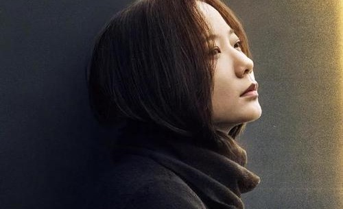 《被光抓走的人》讲述了一道奇特的光笼罩城市，一部分人被光抓走