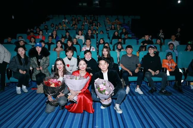 黄轩《只有芸知道》首映遇粉丝硬核应援：我有影院，你想要多少排片？