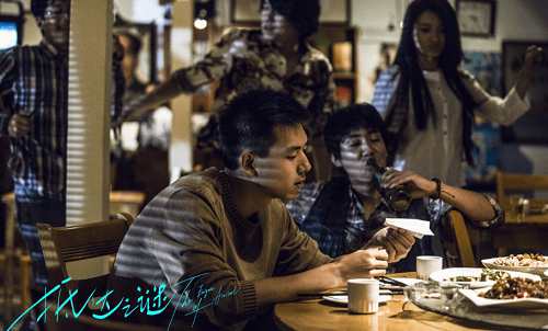 李现图片最新的寸头造型很符合他的气质,他之前在小河神当中的造型也是比较清爽的,