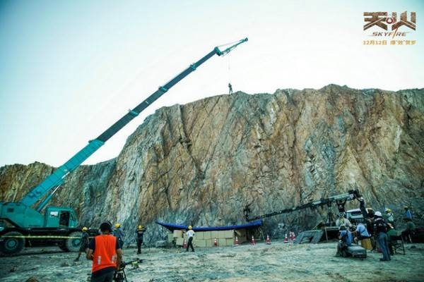 王菊献唱《天火》推广曲 点燃“冬天里的一把火”