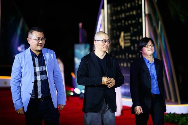 电影《诗人》亮相海南岛国际电影节 主创亮相红毯