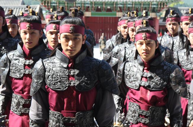 宋仲基剧组被举报超时工作什么情况 婚后新剧未开播就惹争议