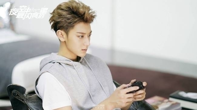 《夜空中最闪亮的星》高甜时刻 黄子韬吴倩摩天轮吻