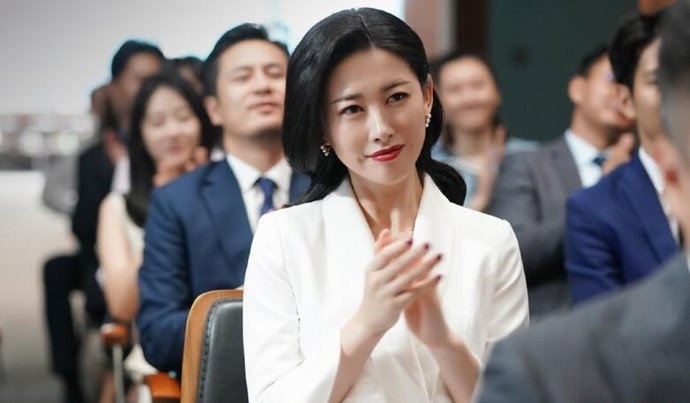 精英律师栗娜和谁在一起了