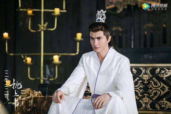 高伟光《枕上书》再演东华帝君 上演“笑崩头套”