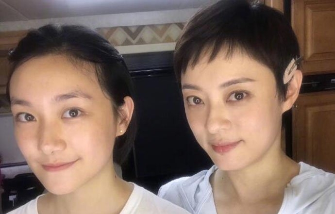 孙俪和妹妹孙艳合影