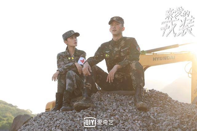 《亲爱的戎装》杀青曝特辑 黄景瑜李沁守护“军装绿”