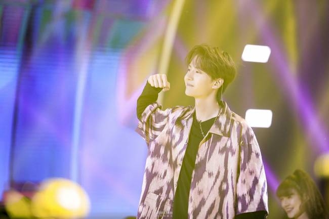 王一博惊喜出演《嗨唱转起来》现场教学“跳跳糖”之舞尽显专业