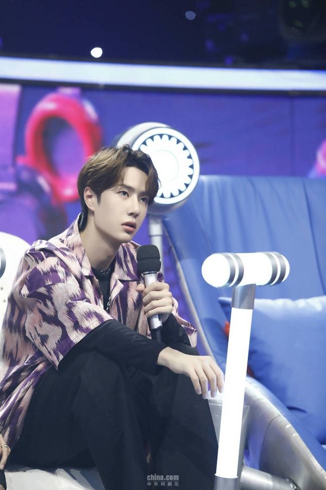 王一博惊喜出演《嗨唱转起来》现场教学“跳跳糖”之舞尽显专业