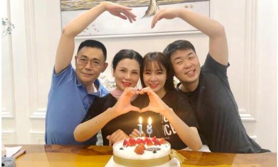 女儿们的恋爱杜海涛赴沈爸鸿门宴 沈梦辰晒四人全家福海涛出镜