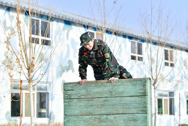 《大冰小将》易烊千玺独家音标学粤语  雷佳音爆笑献唱“黑凤梨”