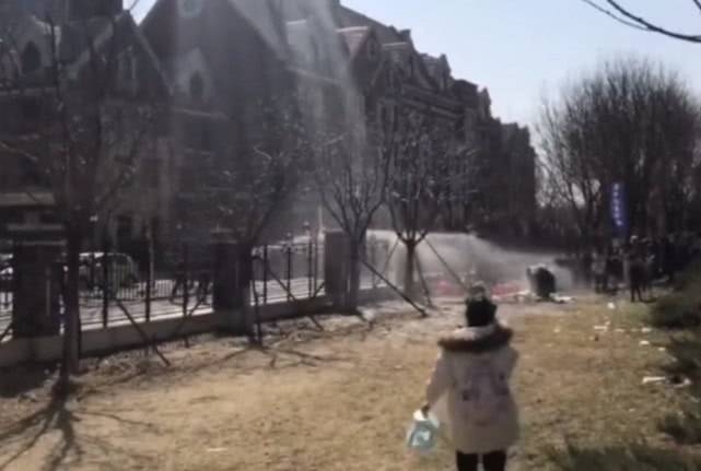 《青春有你》节目组防偷拍泼水泼粪？工作人员回应