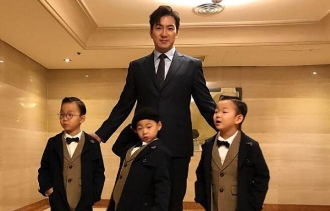 宋家三胞胎上小学姨母粉开心 表情包兄弟惹宋一国担心打群架