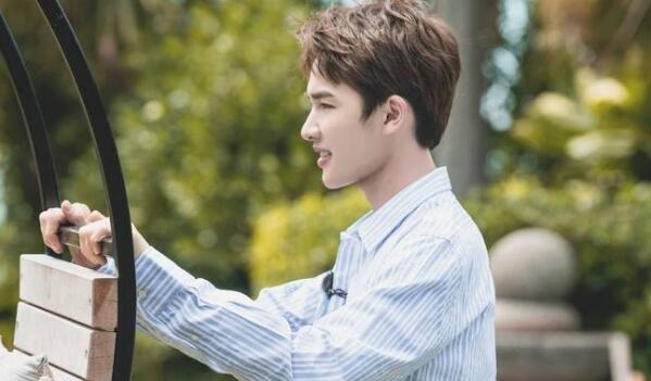 大型哄孩子现场！朱正廷录《青春的花路》温暖贴心