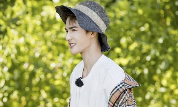 大型哄孩子现场！朱正廷录《青春的花路》温暖贴心