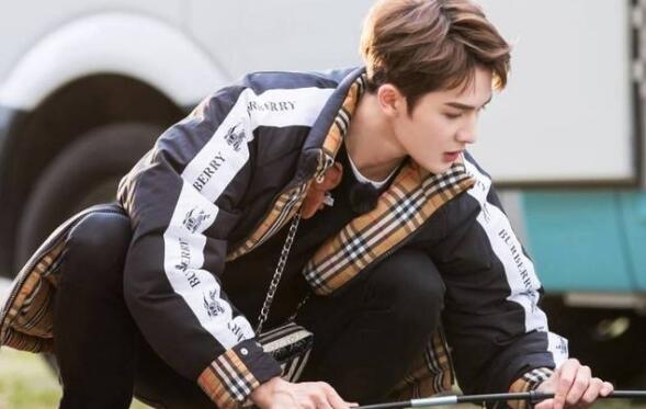 大型哄孩子现场！朱正廷录《青春的花路》温暖贴心