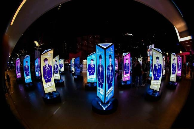 《青春有你》公益灯光展开秀 靳凡圳南空降打卡