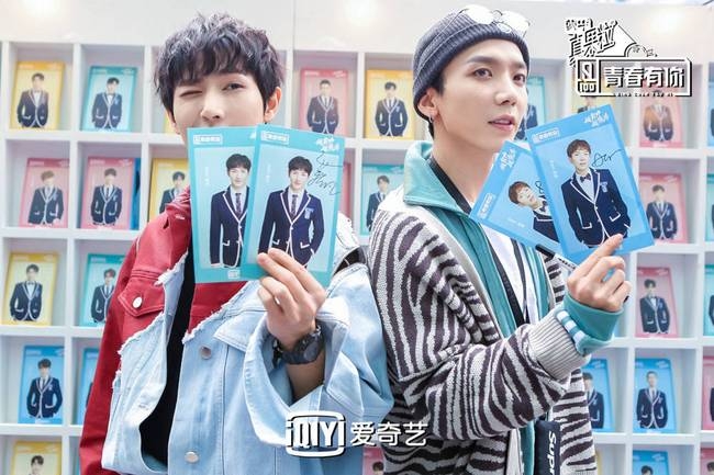 《青春有你》公益灯光展开秀 靳凡圳南空降打卡