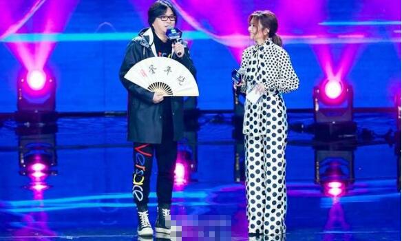 《以团之名》第三次公演抢夺战 周艺轩被赞老天赏饭