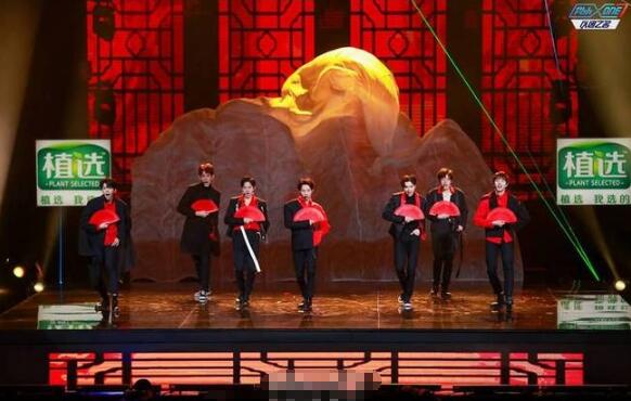 《以团之名》第三次公演抢夺战 周艺轩被赞老天赏饭