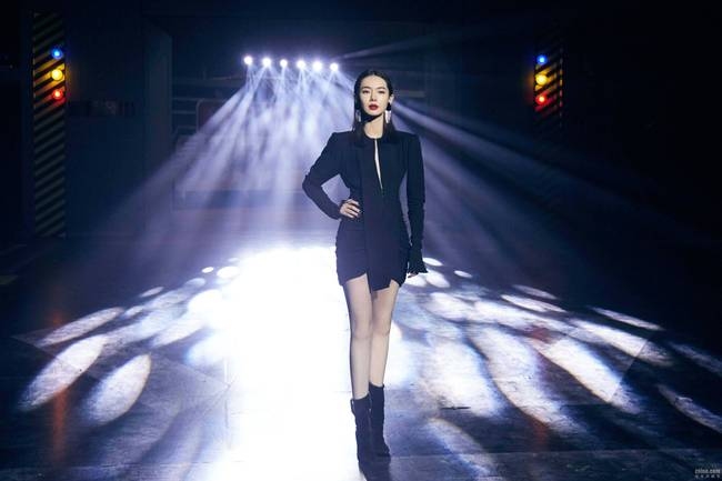 戚薇《最强大脑》首播 “忠实粉丝”霸气亮相围观脑力101