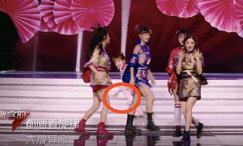 金莎掉两次扇子大哭