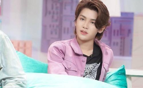 黄明昊变身跑腿小哥 