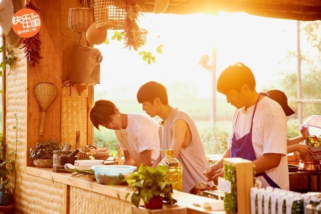 任嘉伦谭松韵许魏洲做客《向往4》蘑菇屋傣家欢声笑语过新年