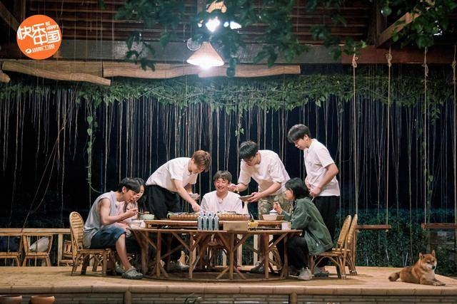 任嘉伦谭松韵许魏洲做客《向往4》蘑菇屋傣家欢声笑语过新年