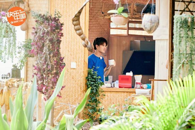 任嘉伦谭松韵许魏洲做客《向往4》蘑菇屋傣家欢声笑语过新年