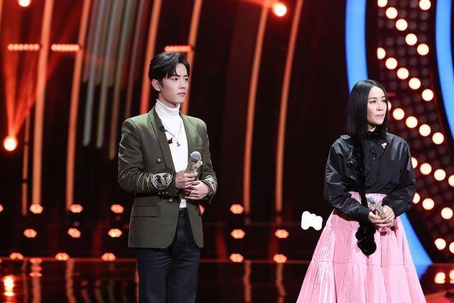 《我们的歌》那英现场送肖战暖宝宝