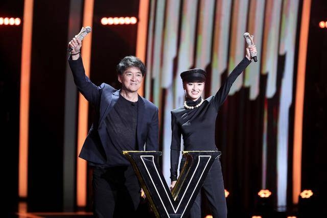 《我们的歌》那英现场送肖战暖宝宝