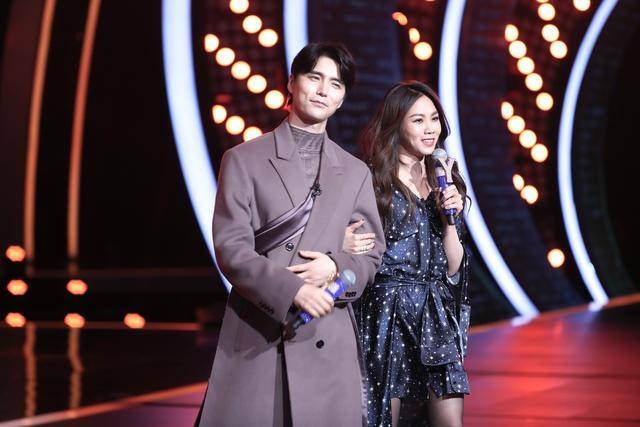 《我们的歌》那英现场送肖战暖宝宝