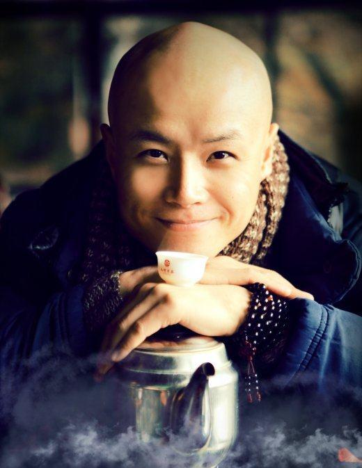 乐嘉43岁生日晒僧衣照 网友劝其不要出家