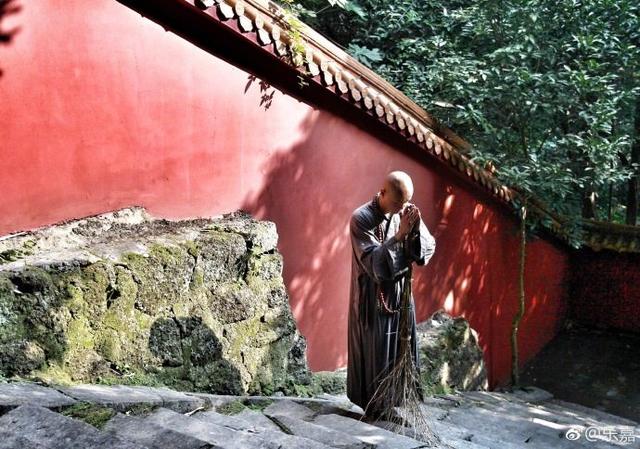 乐嘉43岁生日晒僧衣照 网友劝其不要出家