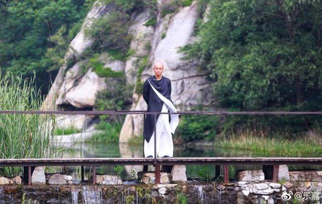 乐嘉43岁生日晒僧衣照 网友劝其不要出家