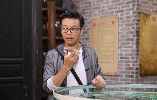 王迅妻子辟谣出轨 王依梓陷整容风波