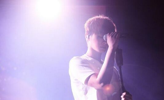 炎亚纶劈腿是怎么回事 生日会现场落泪感恩粉丝的陪伴